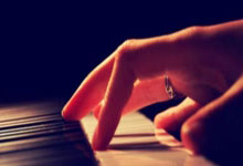 黑白官方体育:18岁斯凯利本场:首秀破门!3次对抗全部成功,1过人,获评7.7分.